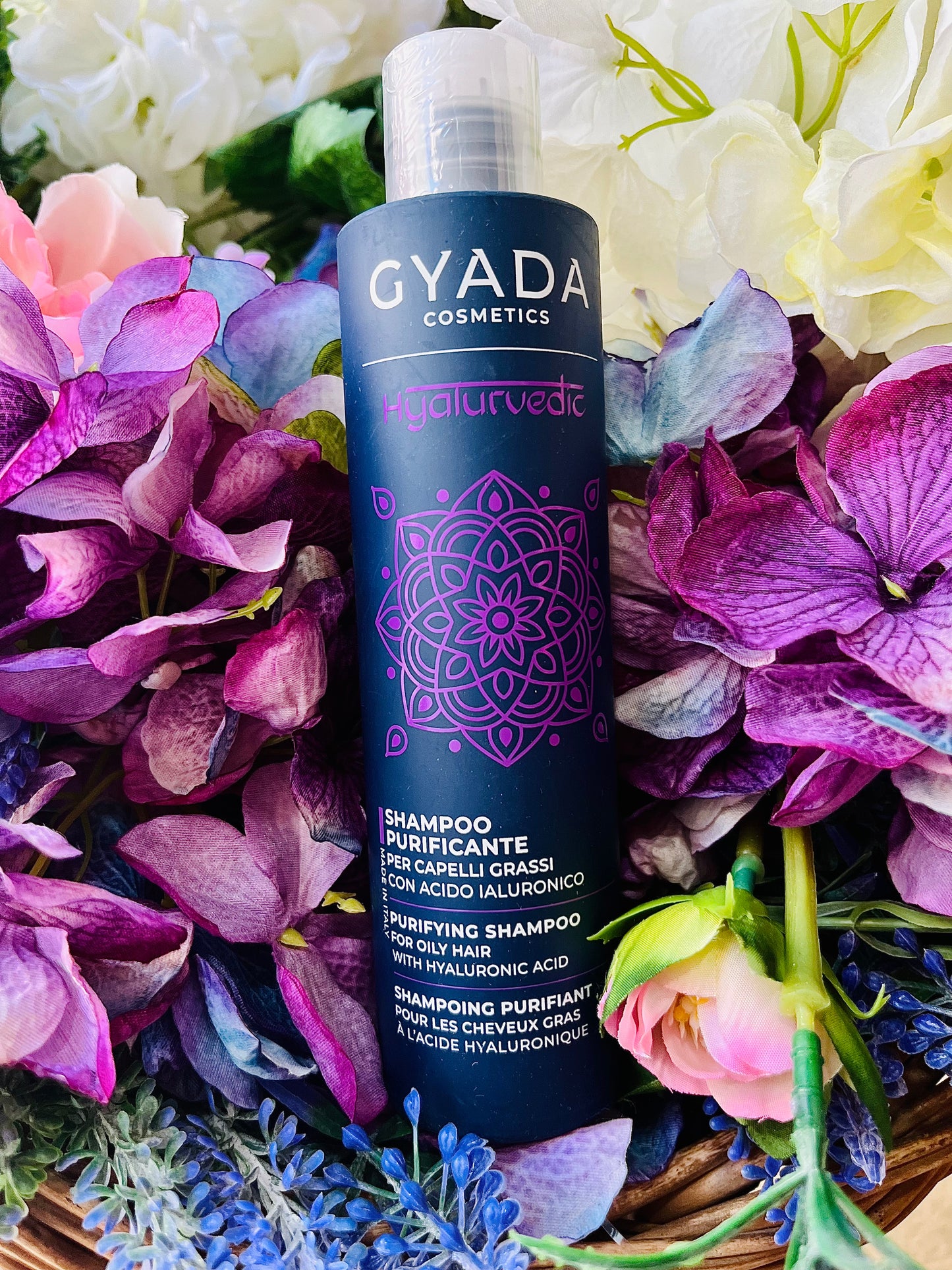 PER CAPELLI GRASSI  Shampoo formulato con Neem, Moringa e Cassia che svolgono azione purificante e sebo-equilibrante e Acido Ialuronico che idrata il fusto capillare riducendo l’effetto crespo.