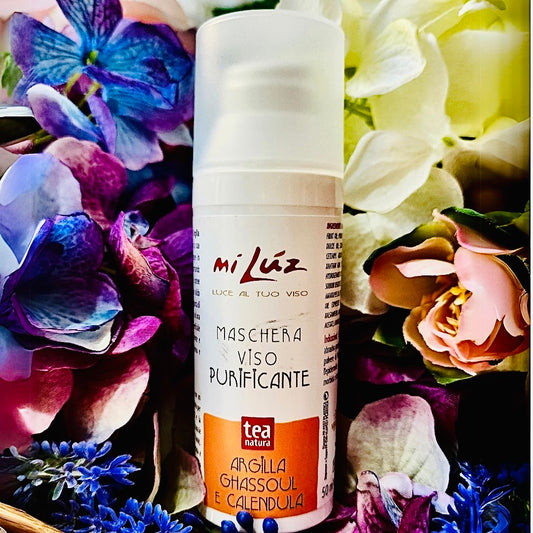 all'Argilla Ghassoul e Calendula  Emulsione ad azione dermo-puricante abrasiva grazie alla sinergia dell’argilla Ghassoul e della polvere di Nocciolo di Albicocca. Deterge e purifica l’epidermide delicatamente mantenendo la pelle morbida e luminosa. La formulazione innovativa contiene il 10% di Argilla Saponifera Ghassoul del Marocco che con la sua particolarità schiumogena consente di detergere in maniera naturale e delicata la pelle del viso asportando impurità offrendo al tempo stesso, grazie al poter