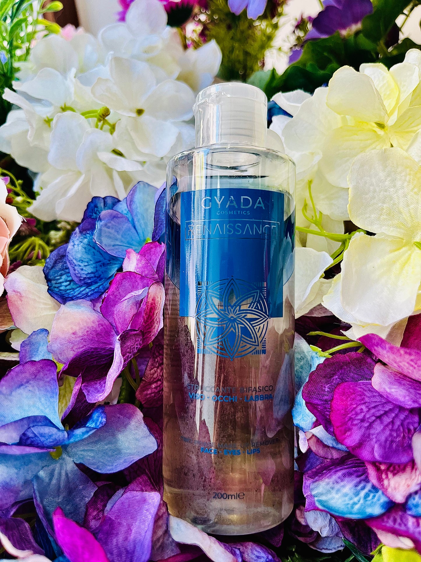 STRUCCANTE BIFASICO VISO - OCCHI - LABBRA Struccante bifasico per la rimozione efficace e veloce del make-up (anche waterproof) da viso, occhi e labbra.Formulato con pregiati Oli di Sesamo e di Macadamia, scioglie il trucco delicatamente senza ungere la pelle, lasciandola morbida ed elastica. Contiene estratti vegetali di Aloe, Lavanda, Camomilla, Ibisco, Tè Verde e Bacche di Goji dalle proprietà idratanti, lenitive e antiossidanti. Risulta ideale per tutti i tipi di pelle.