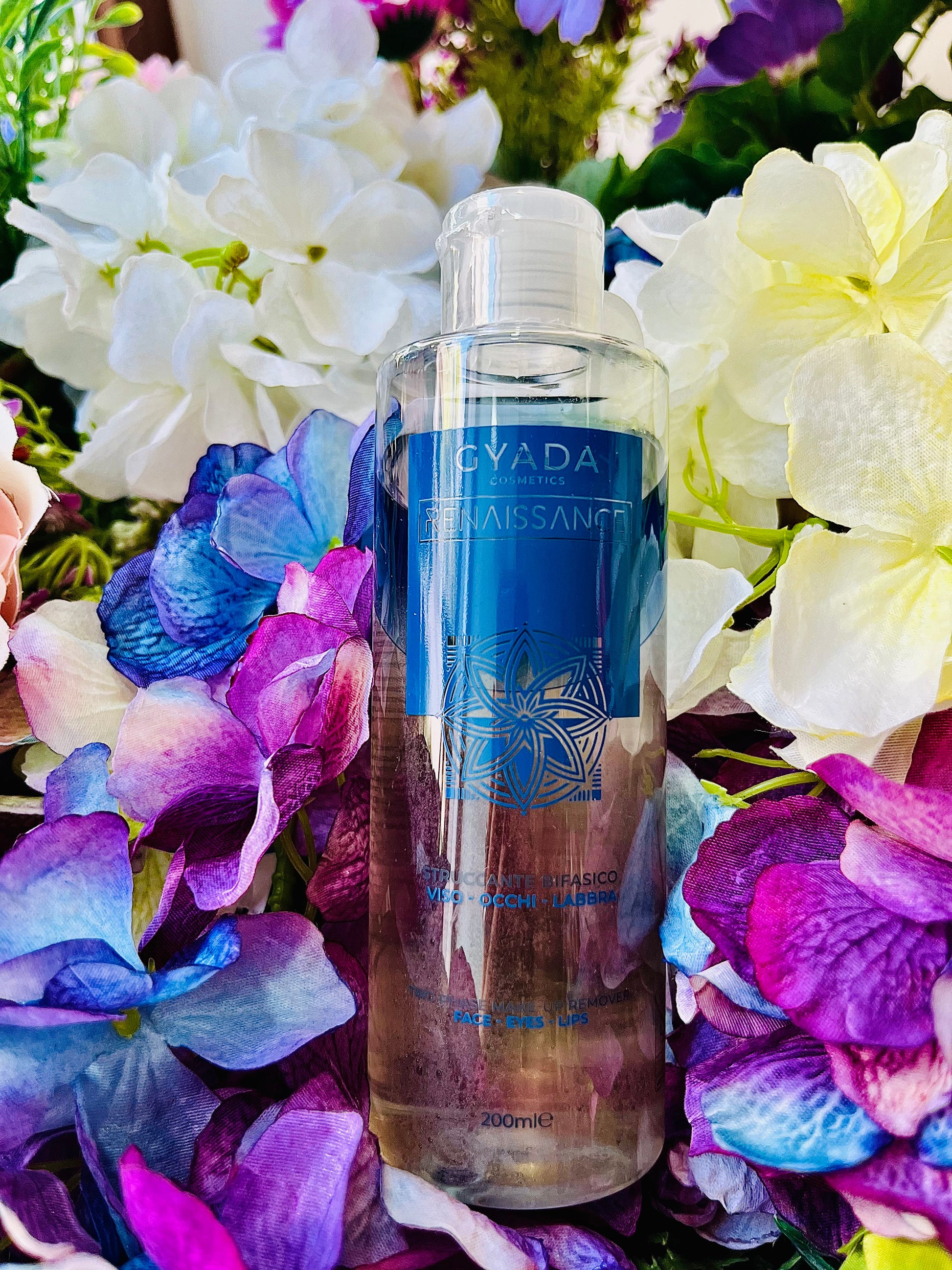 STRUCCANTE BIFASICO VISO - OCCHI - LABBRA Struccante bifasico per la rimozione efficace e veloce del make-up (anche waterproof) da viso, occhi e labbra.Formulato con pregiati Oli di Sesamo e di Macadamia, scioglie il trucco delicatamente senza ungere la pelle, lasciandola morbida ed elastica. Contiene estratti vegetali di Aloe, Lavanda, Camomilla, Ibisco, Tè Verde e Bacche di Goji dalle proprietà idratanti, lenitive e antiossidanti. Risulta ideale per tutti i tipi di pelle.