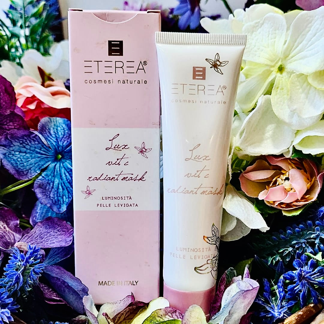 Maschera viso formulata con ingredienti attivi che si distinguono per le loro proprietà illuminanti, energizzanti e antiossidanti, pensati per stimolare il rinnovamento cellulare e promuovere l'ossigenazione della pelle. La formula, ricca e innovativa, è progettata per idratare profondamente e levigare la superficie cutanea, lasciando il viso sorprendentemente morbido ed elastico.
