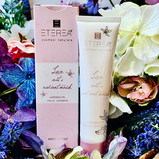 Maschera viso formulata con ingredienti attivi che si distinguono per le loro proprietà illuminanti, energizzanti e antiossidanti, pensati per stimolare il rinnovamento cellulare e promuovere l'ossigenazione della pelle. La formula, ricca e innovativa, è progettata per idratare profondamente e levigare la superficie cutanea, lasciando il viso sorprendentemente morbido ed elastico.