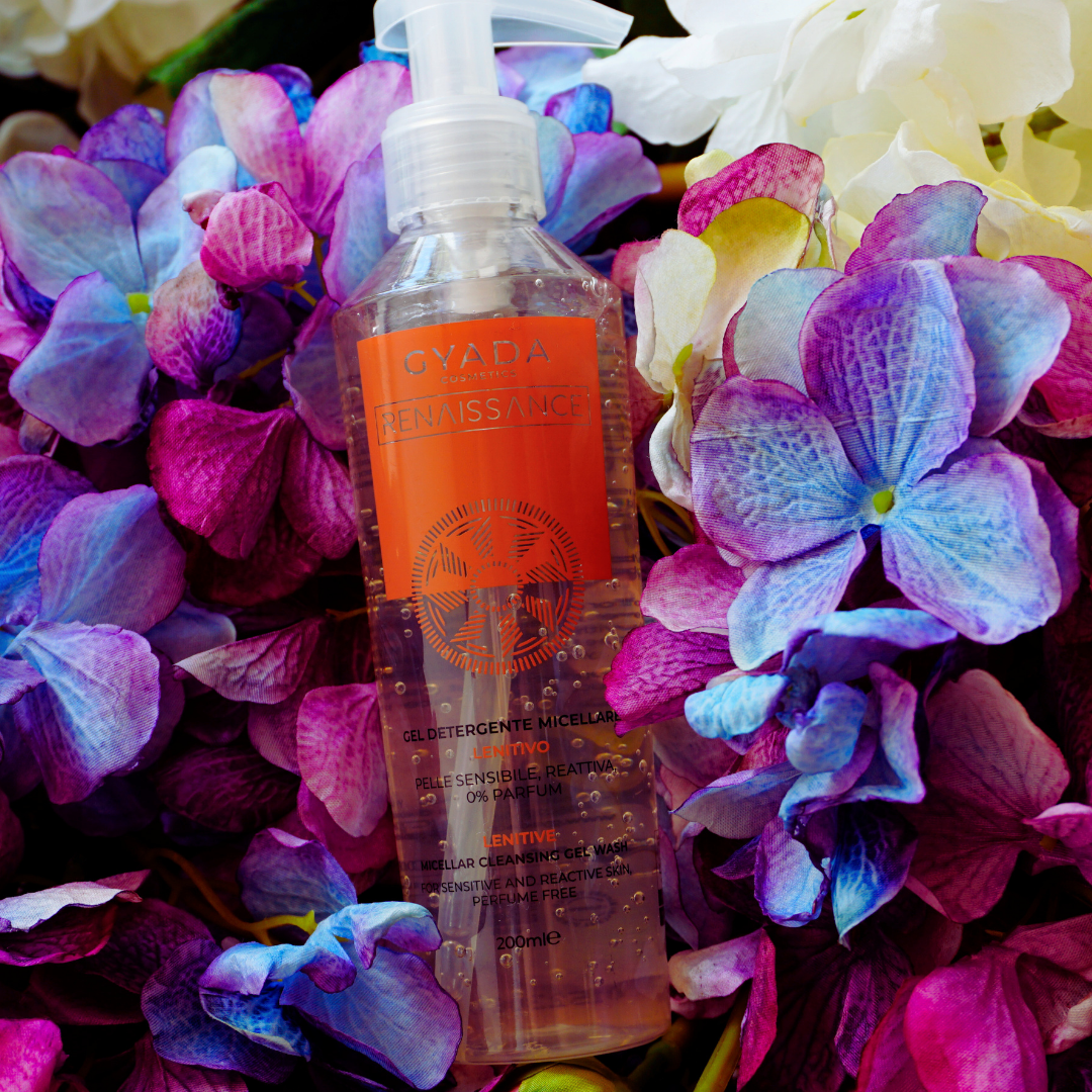 Ideale per la detersione quotidiana del viso di pelli sensibili e reattive; la delicata texture in gel a basso potere schiumogeno deterge, rimuove le ultime tracce di make-up e dona alla pelle freschezza e morbidezza.