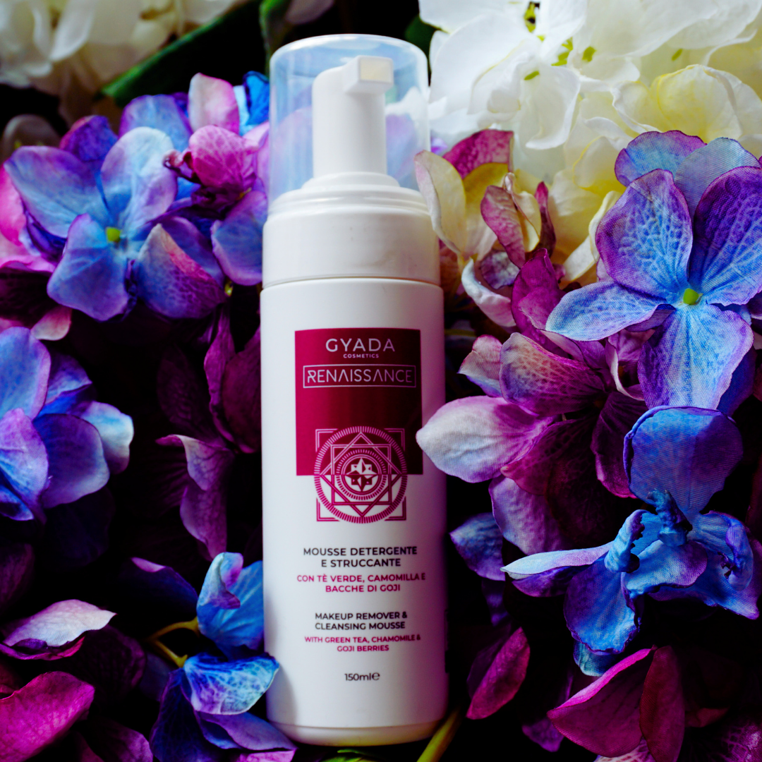 Formulata con pregiati estratti vegetali di Lavanda, Camomilla, Ibisco e Bacche di Goji dalle proprietà idratanti, lenitive e antiossidanti, e con delicatissimi tensioattivi per una detersione e rimozione del make-up da viso e occhi veloce ed efficace al tempo stesso. Adatta a tutti i tipi di pelle, in particolare per quelle miste.