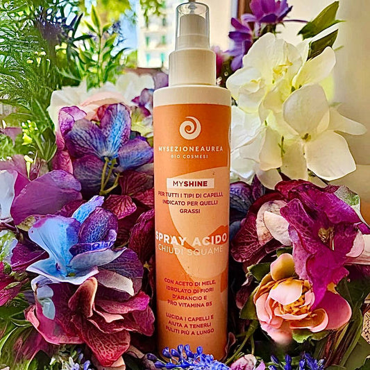 Prima mi chiamavo solo Tiziana. Sono lo:  SPRAY ACIDO CHIUDI SQUAME MY SHINE con aceto di mele, idrolato di fiori d'arancio e pro vitamina B5.  Lucida i capelli e aiuta a tenerli puliti più a lungo.  Indicato per tutti i tipi di capelli, in particolare quelli grassi