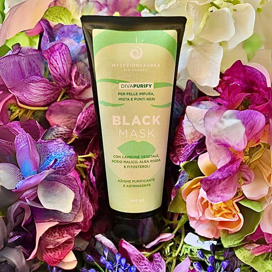 Prima mi chiamavo solo Marilisa. Sono la:  BLACK MASK DIVAPURIFY, maschera viso con carbone vegetale, acido malico, alga rossa e fitosteroli ad azione purificante e astringente.  Indicata per pelle impura, mista e punti neri.