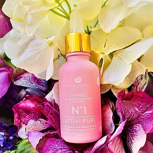Pregiatissimo COMPLESSO CONCENTRATO con ATTIVI PURI N°1 SKIN COMPLEX con Acqua di Riso fermentata Bio, Peptidi, Collagene e Bakuchiol, il cosiddetto "retinolo vegetale". Aiuta a contrastare le Rughe e l'Invecchiamento cutaneo, svolgendo anche un'azione mirata "botox like": indicato per tutti i tipi di pelle, in particolare matura.