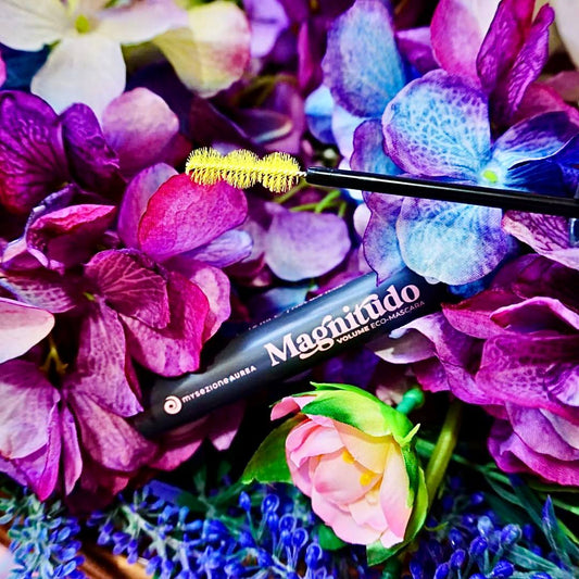 Magnitudo è un Eco Mascara volumizzante formulato con Polisaccaridi Naturali, Olio di Argan Biologico, Tripeptide e Pantenolo.  Il mix di ingredienti e la presenza di un attivo di nuova generazione testato in laboratorio, con l'utilizzo costante, fortifica le ciglia e agisce sul loro diametro, rendendole visibilmente più spesse e lunghe.