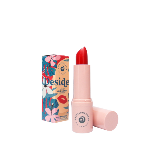 Velvet Long Lasting Lipstick DESIDERIA  Rossetto a lunga tenuta dal finish velvet demi matt.  Super confortevole sulle labbra, le rende morbide senza seccarle.  Formulazione naturale con almeno il 94% di ingredienti di origine naturale, contiene BAKUCHIOL, il RETINOLO VEGETALE dalle spiccate proprietà Anti-age.